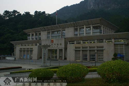 网媒领略南疆雄关风采 友谊关:中越繁荣边贸见证者