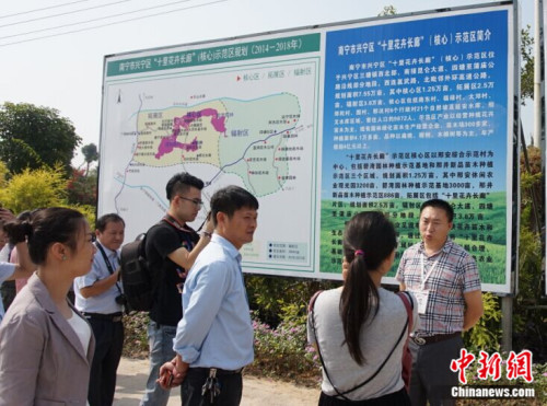 园区负责人为采访团讲解。 <a target='_blank'  data-cke-saved-href='http://www.chinanews.com/' href='http://www.chinanews.com/' >中新网</a> 孙静波 摄