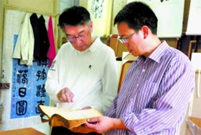 装裱匠人张文军 用巧手延伸书画生命
