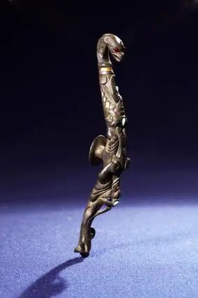 东汉错金银“丙午神钩”铜带钩.jpg 东汉错金银“丙午神钩”铜带钩.jpg