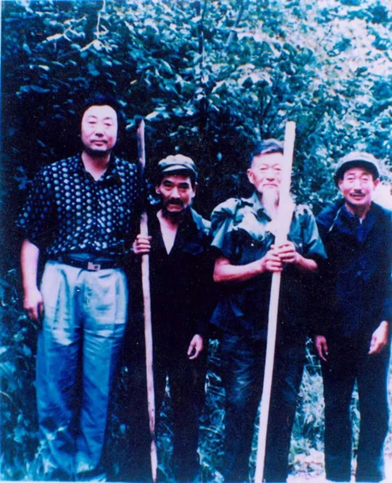 作者曹保明与长白山挖参帮 作者供图_副本.jpg 作者曹保明与长白山挖参帮 作者供图_副本.jpg