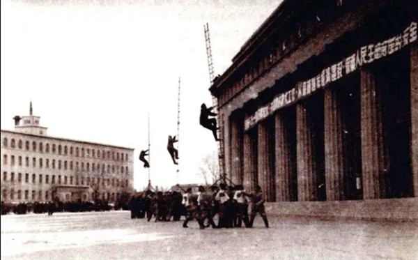 20世纪50年代，建筑门前举行消防演练_副本.jpg