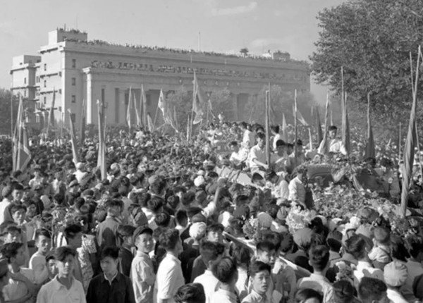 1956年，长春市民庆祝“解放”卡车诞生_副本.jpg