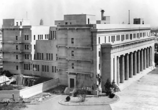 1987年，银行大楼进行扩建，这座建筑终于建造“完整”  资料图片_副本.jpg