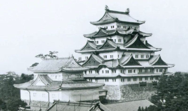 1945年，名古屋城毁于美军空袭。图为焚毁前的名古屋城天守阁旧照 资料图片_副本.jpg
